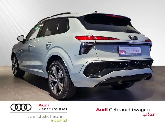Audi Q3 view 4