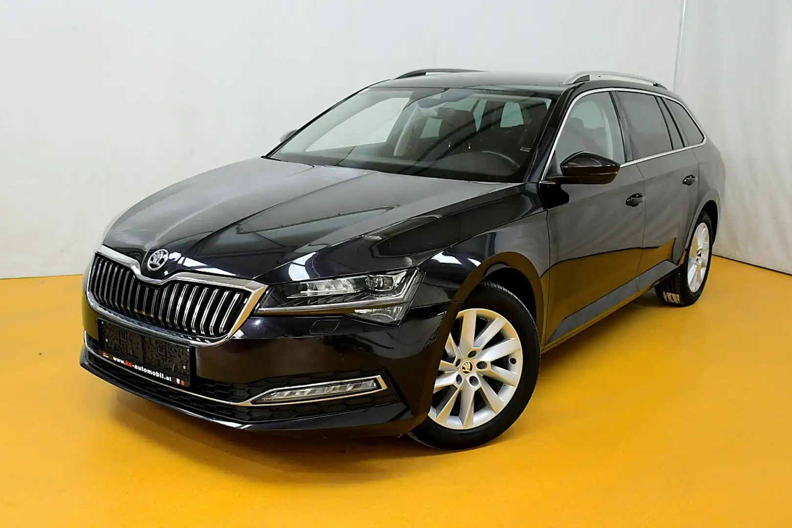 Skoda Superb Kombi 1,6 TDI Style DSG Schwarz - 1