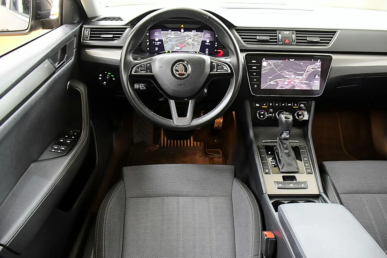 Skoda Superb Kombi 1,6 TDI Style DSG Schwarz - 2