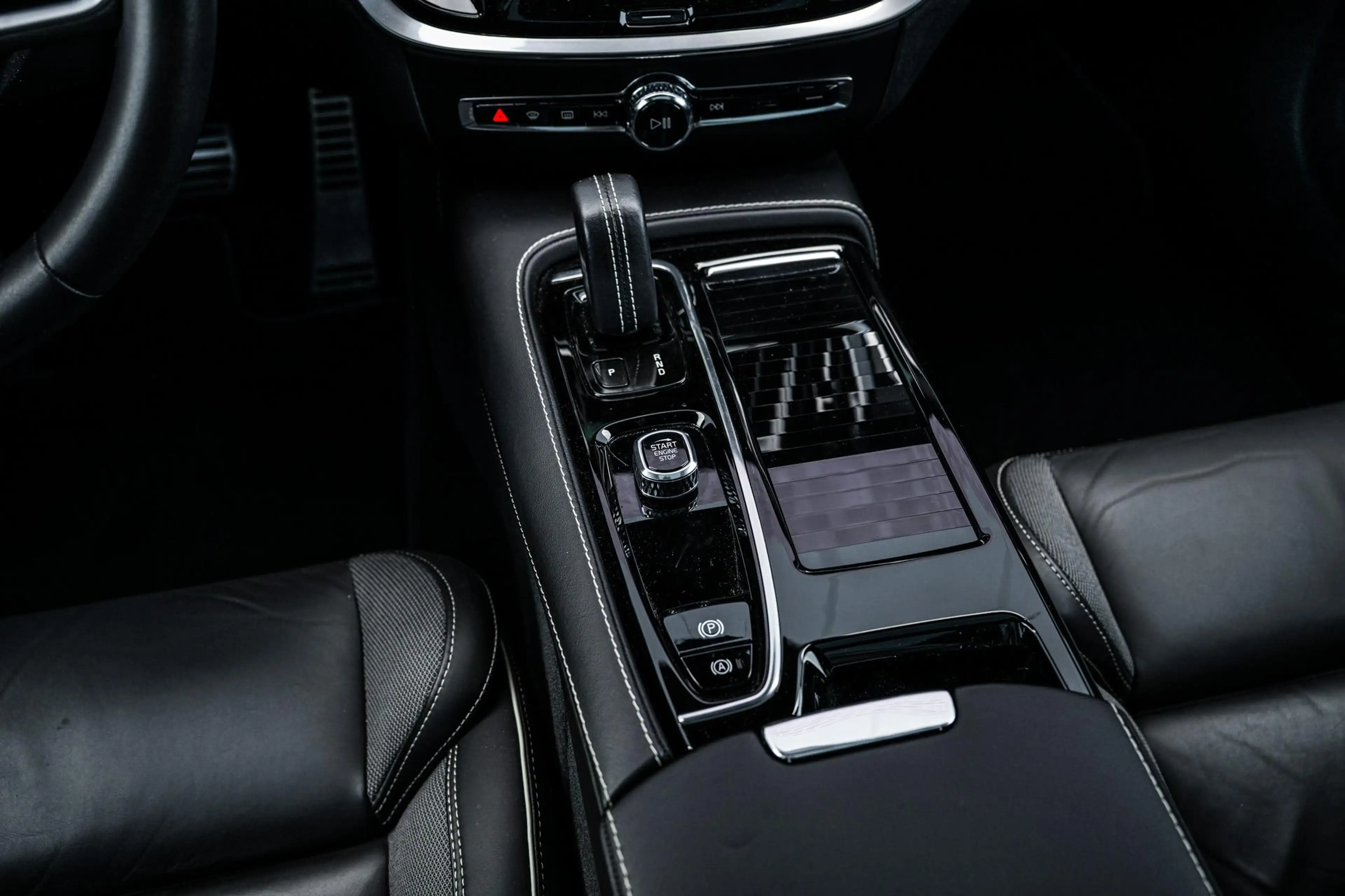Volvo V60 2.0 T6 Plug-in hybrid AWD Plus Dark | Trekhaak | L — photo 15