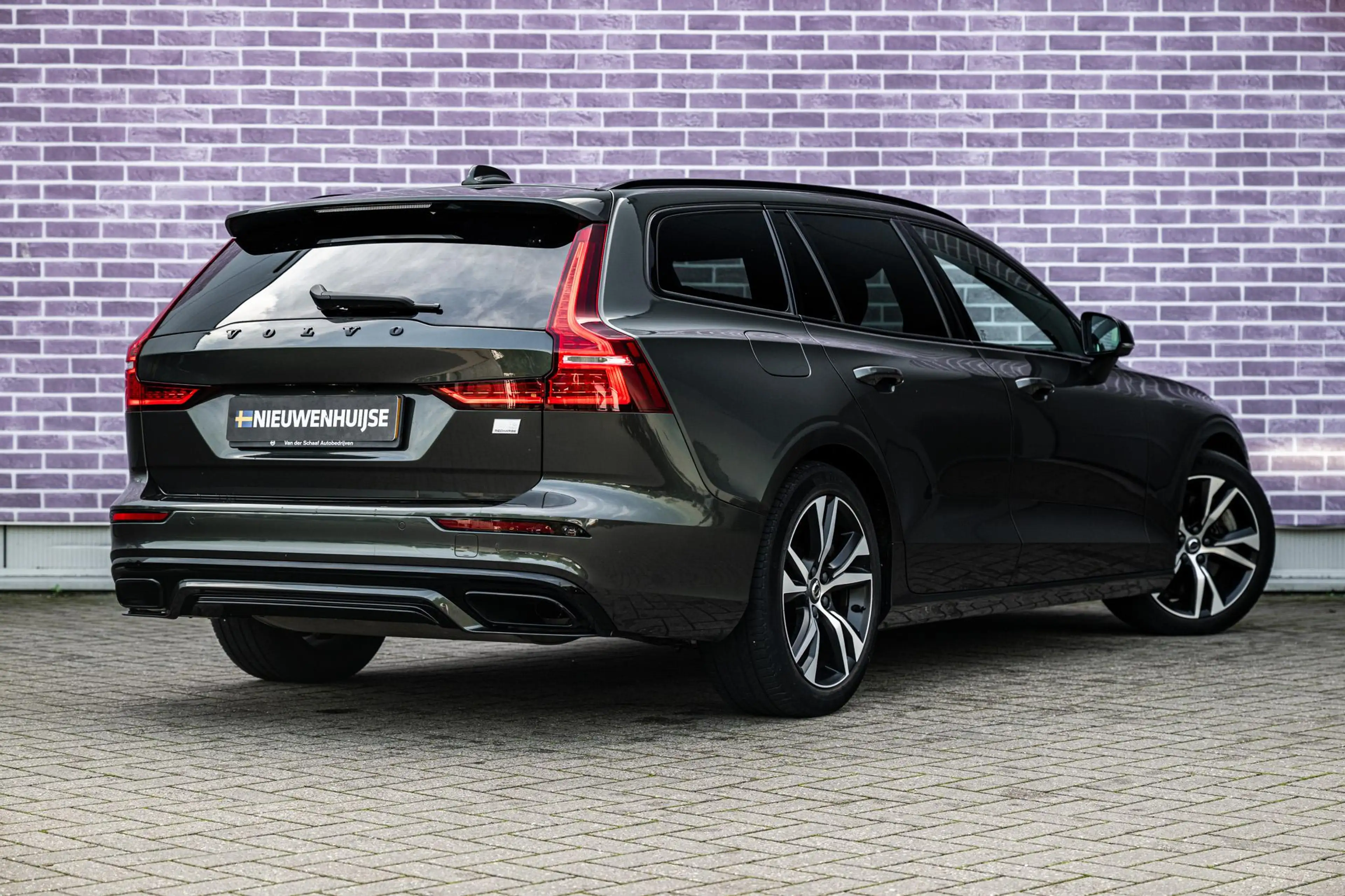 Volvo V60 2.0 T6 Plug-in hybrid AWD Plus Dark | Trekhaak | L — photo 3
