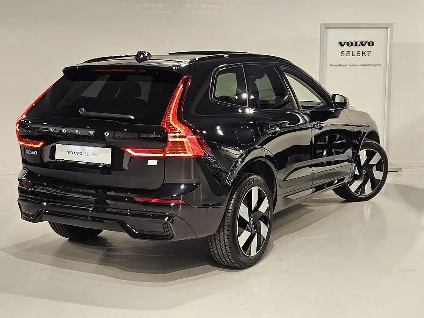 Volvo XC60 II T8 Recharge Plus Dark Zwart - 2