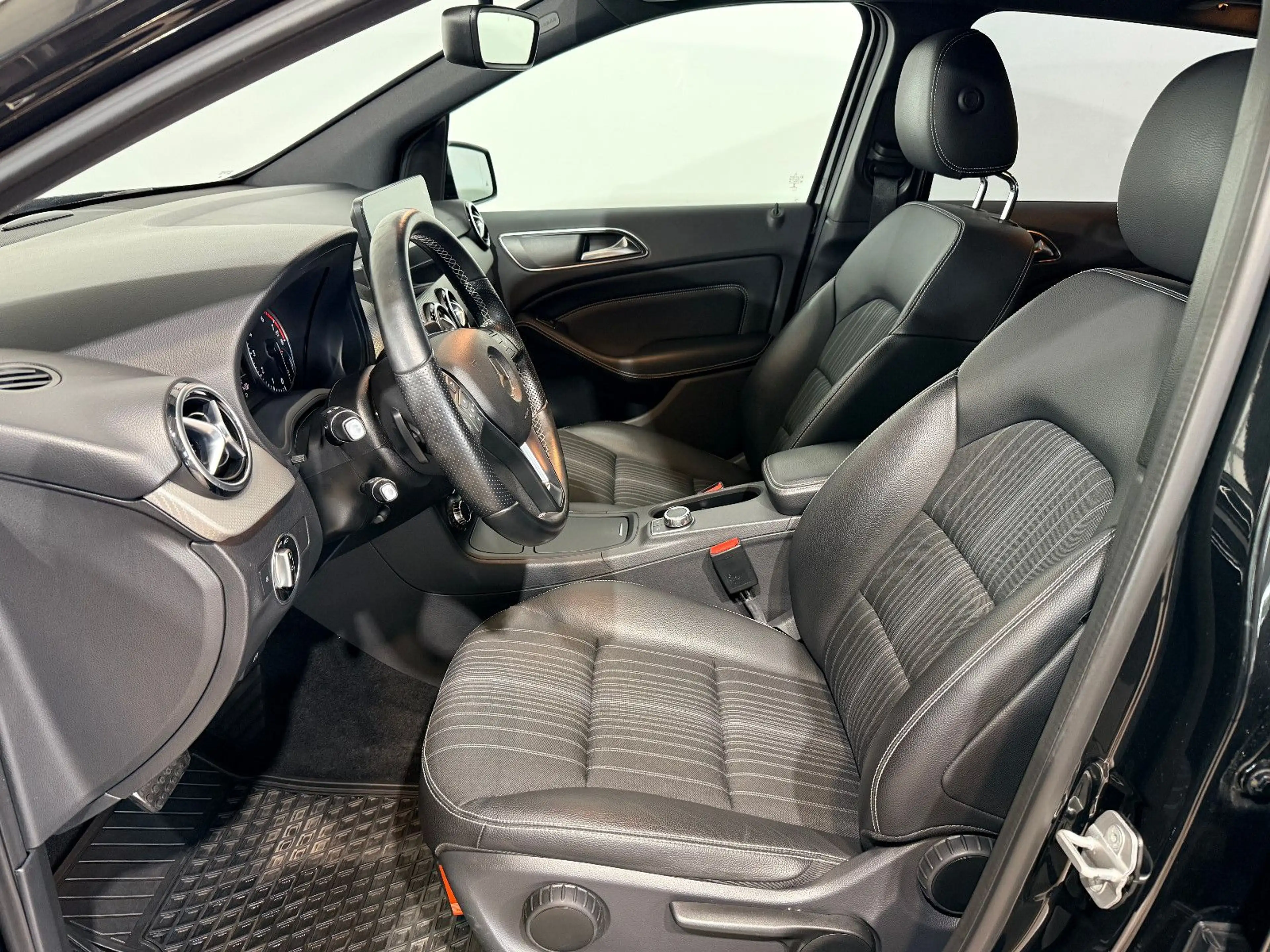 Mercedes-Benz B 250 *SCHECKHEFT+AHK+19"ROTIFORM+PANORAMA+SPUR* — photo 9