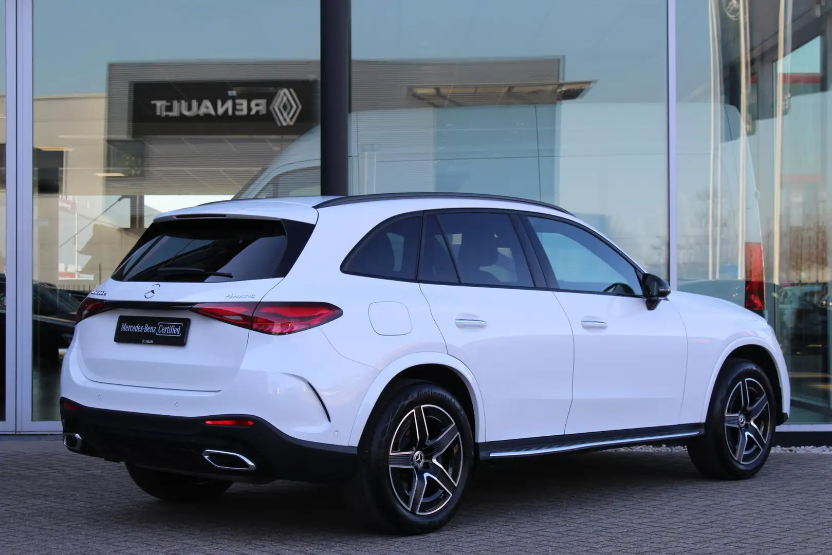 Mercedes-Benz GLC 300 300e 4MATIC AMG Line Panorama dak Wit - 2