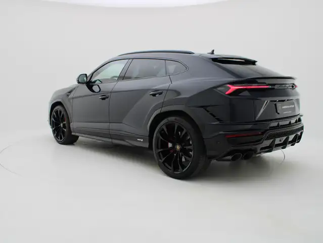Lamborghini Urus view 5
