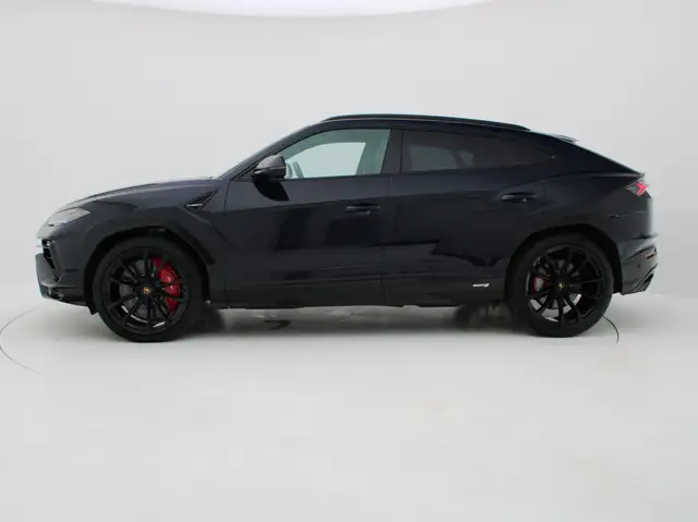 Lamborghini Urus view 4