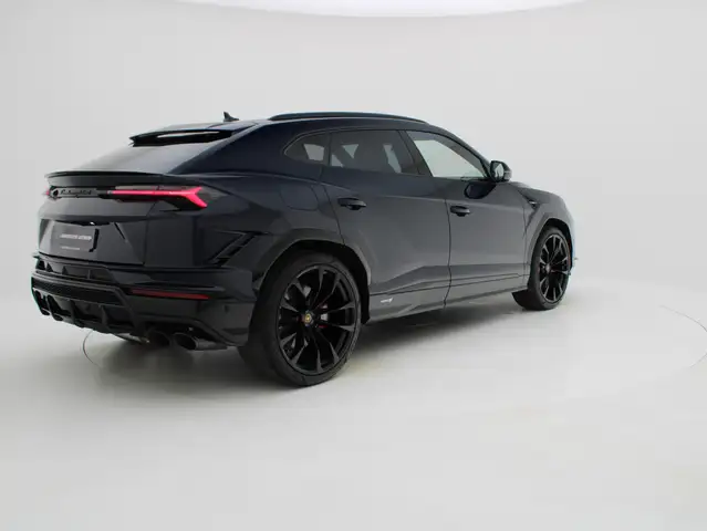 Lamborghini Urus view 7
