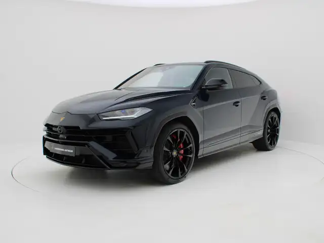 Lamborghini Urus view 3