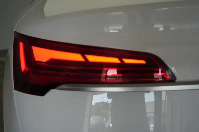 Audi Q5 view 12