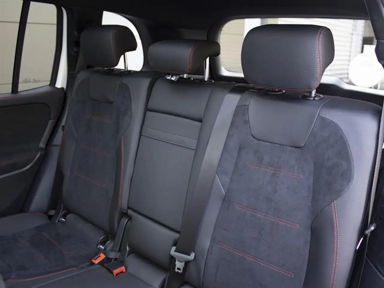 Mercedes-Benz GLB снимка Mercedes-Benz GLB