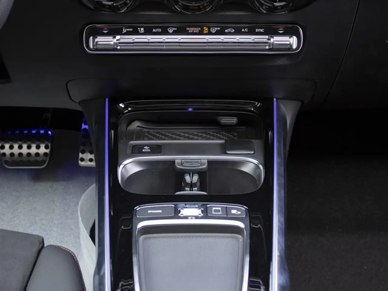 Mercedes-Benz GLB снимка Mercedes-Benz GLB