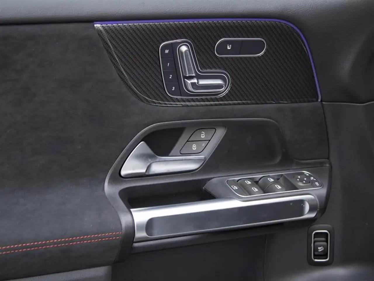 Mercedes-Benz GLB снимка Mercedes-Benz GLB
