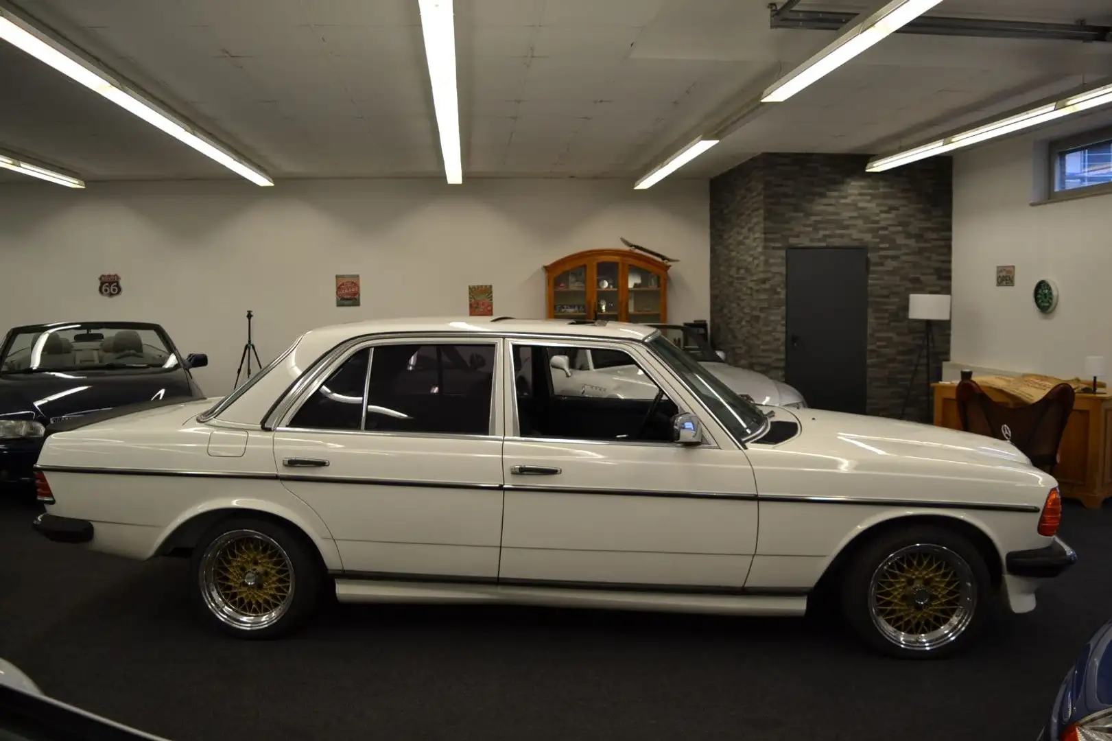 Mercedes-Benz 200 V8 5.0 (W123) Білий - 1