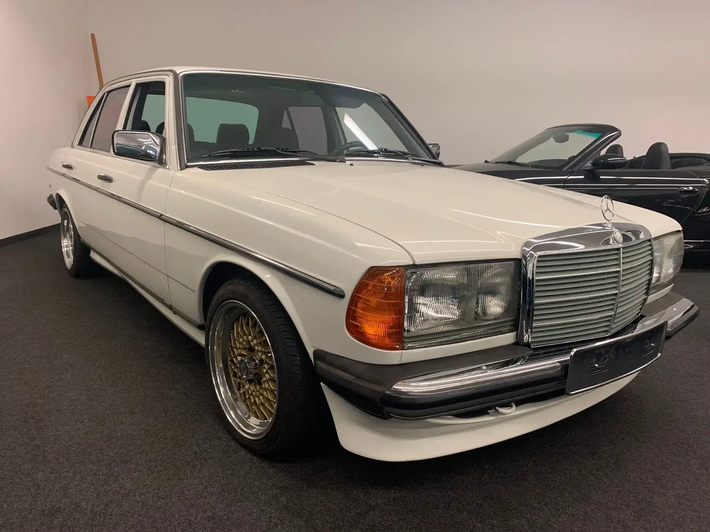 Mercedes-Benz 200 V8 5.0 (W123) H-KENNZEICHEN Wit - 1