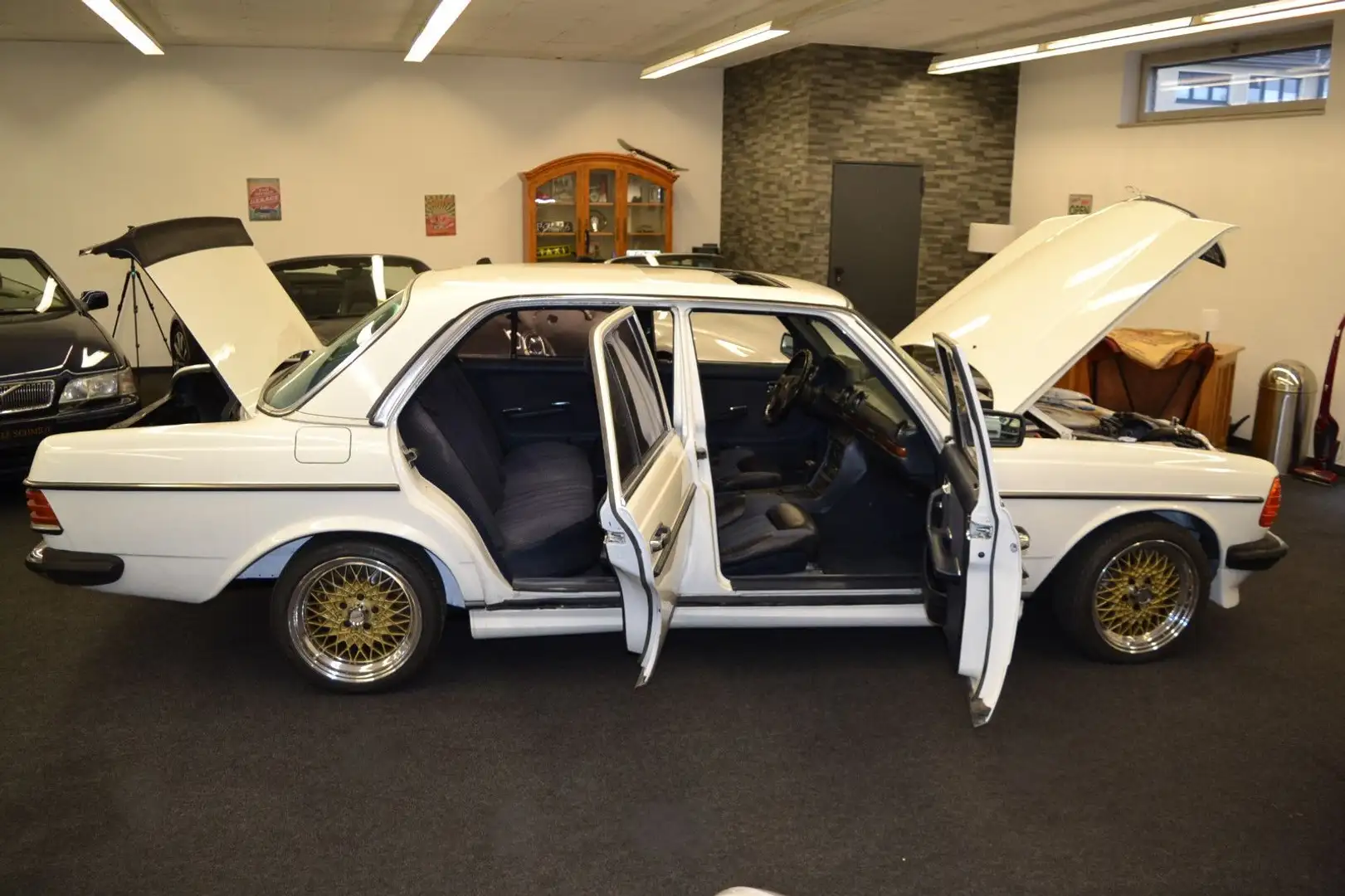 Mercedes-Benz 200 V8 5.0 (W123) Bianco - 1