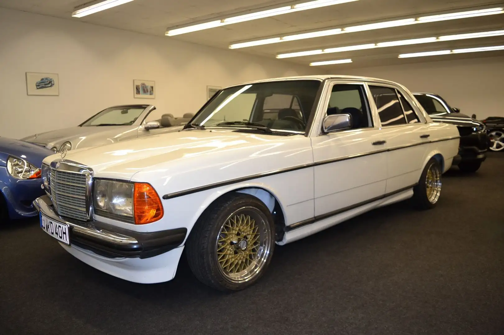 Mercedes-Benz 200 V8 5.0 (W123) Blanc - 1