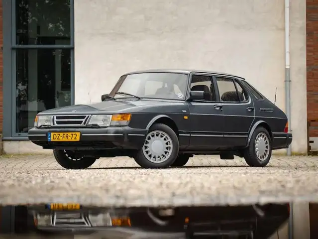 Saab 900