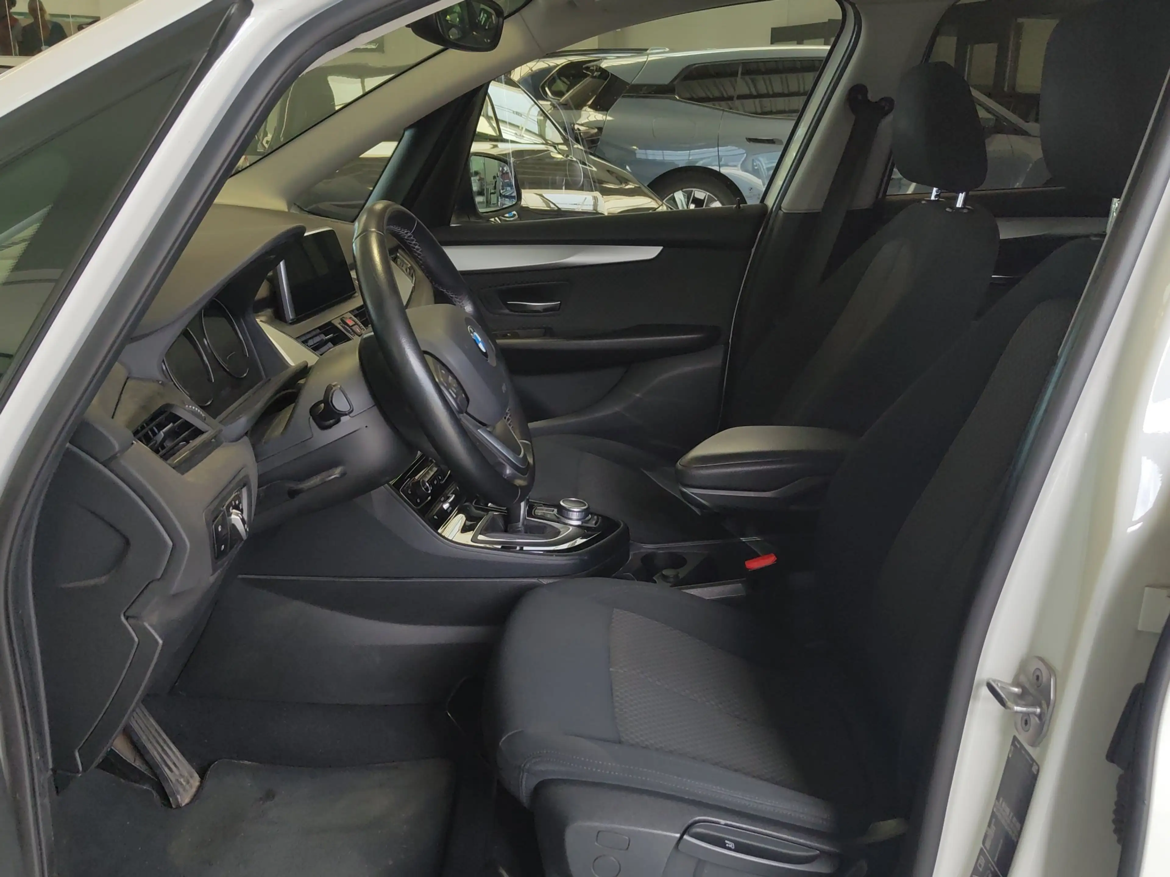 BMW 220 220d A xDr Gran Tourer AHK/NAVI/LED/SH/7-SITZER — photo 6
