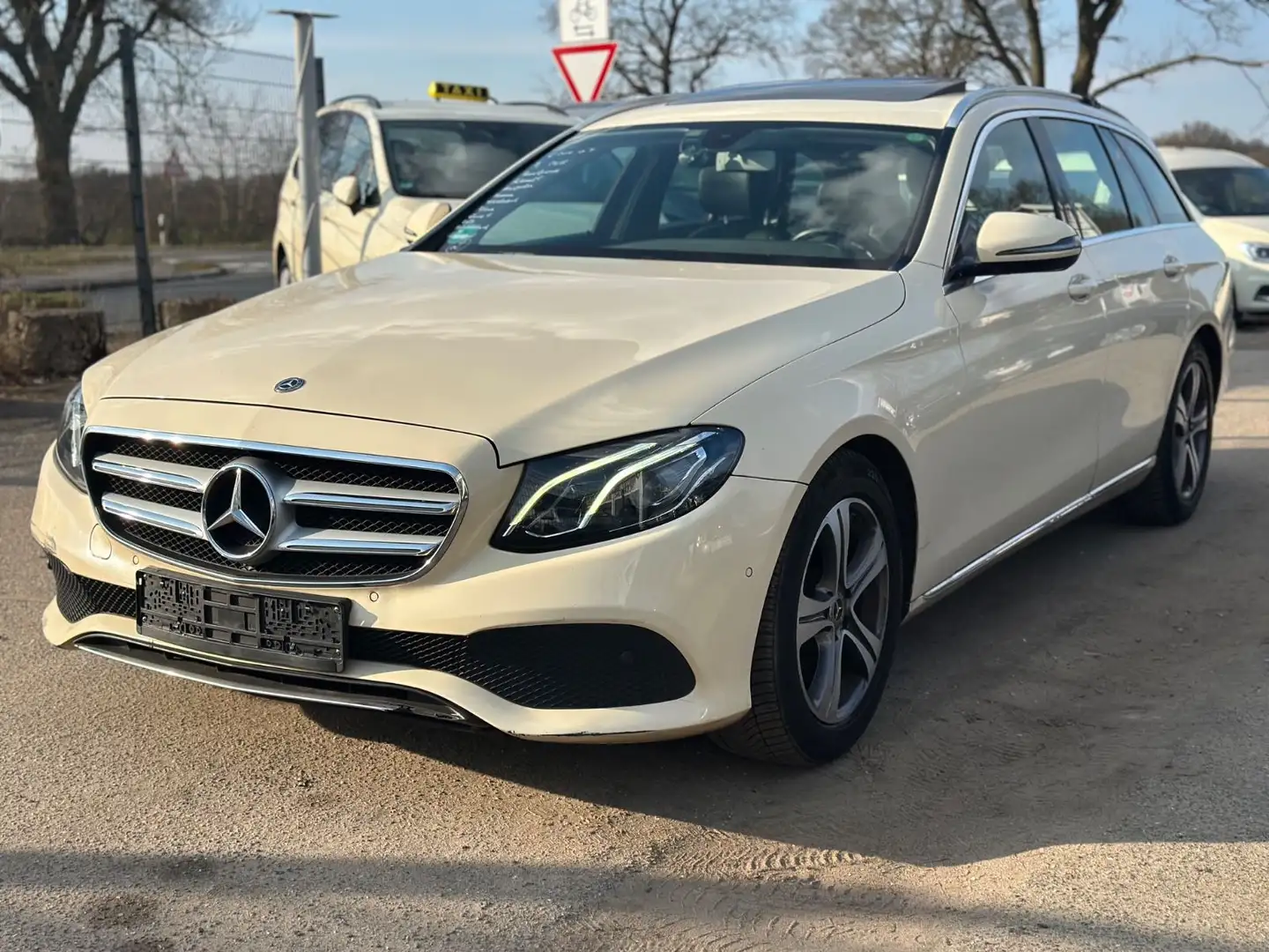 Mercedes-Benz E 200 d T*Avantgarde*Aut*PDC*Schiebed*Comand*§25 Beige - 1