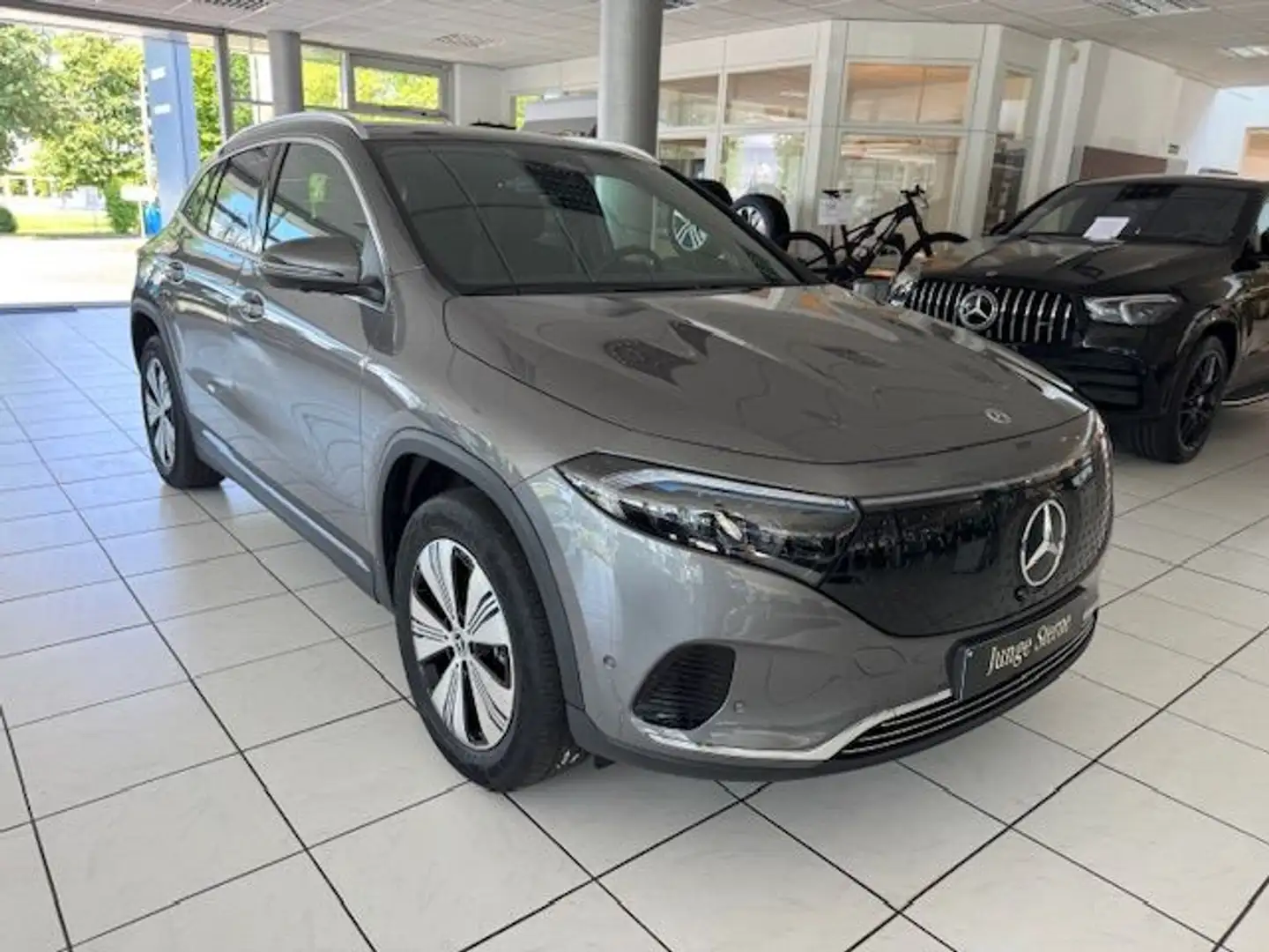 Mercedes-Benz EQA 300 4M Progressive Adv+ Pano AHK 360 Kamera Grijs - 2