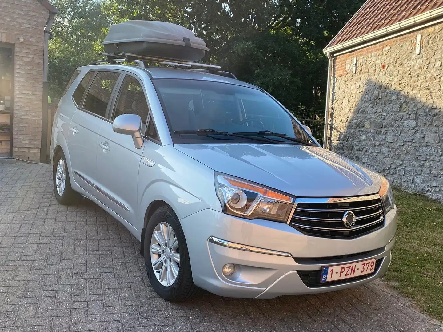 SsangYong Rodius Rodius 2.0 SV200e-XDi 2WD Crystal Gris - 1