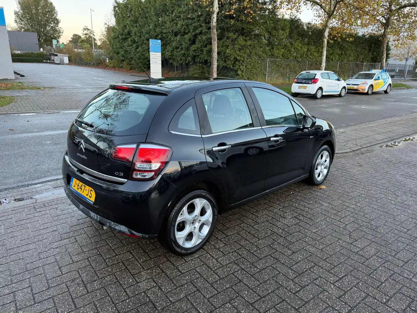 Citroen C3 1.2 PureTech Feel Edition, Automaat, NAP, AIRCO Zwart - 2