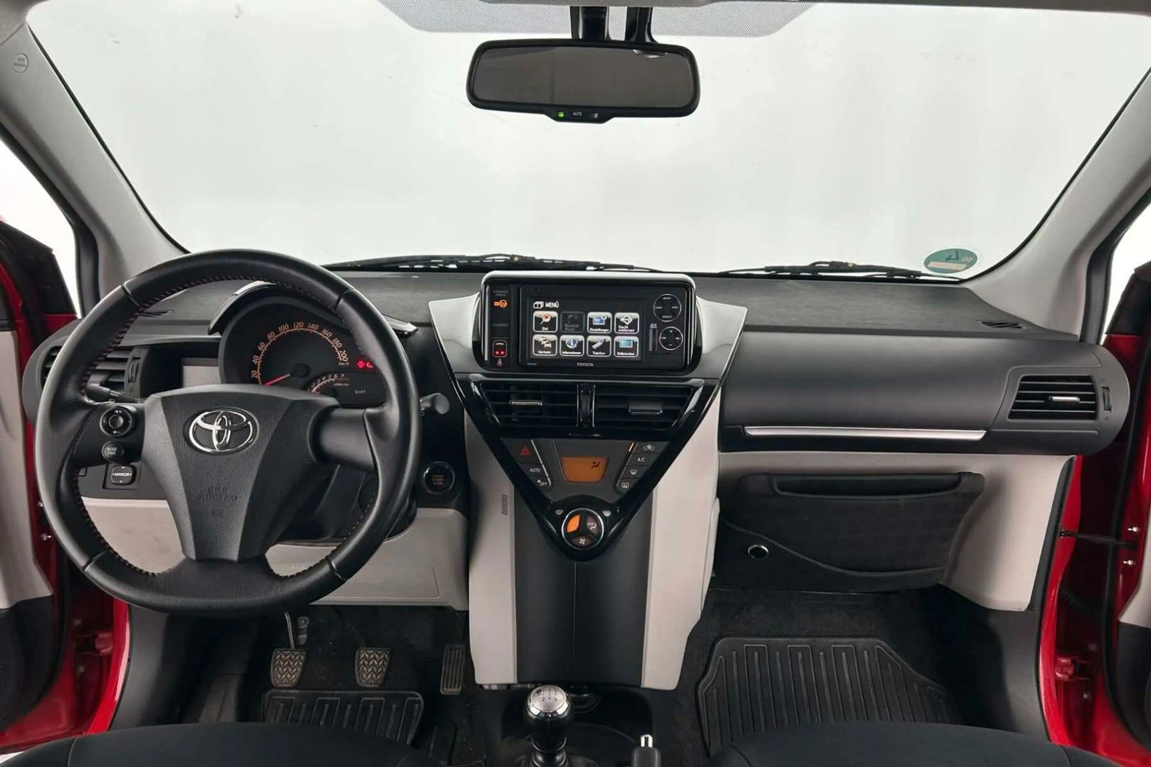 Toyota iQ 1.33 Dual-VVT-i Navigation — photo 12