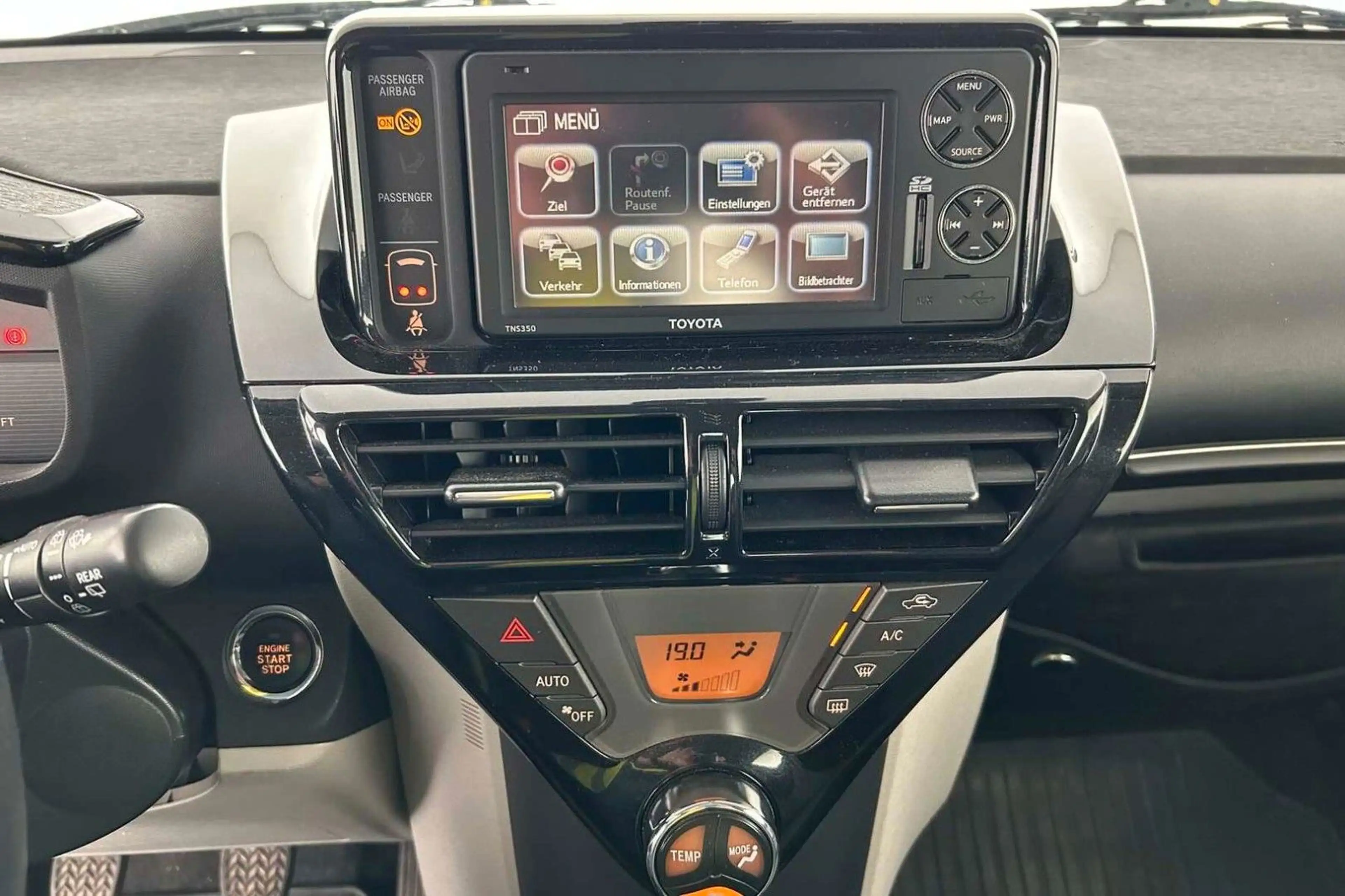 Toyota iQ 1.33 Dual-VVT-i Navigation — photo 10