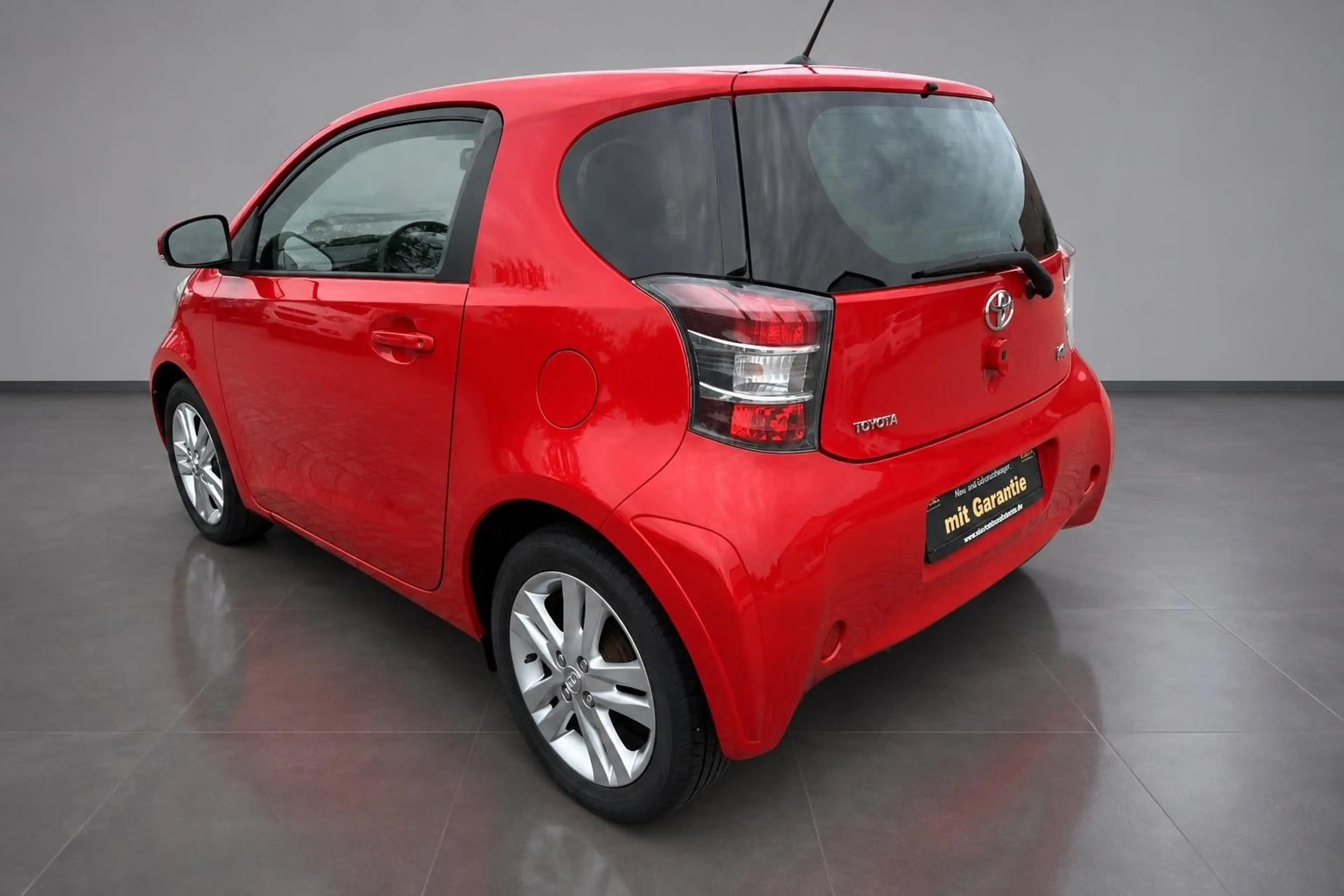 Toyota iQ 1.33 Dual-VVT-i Navigation — photo 8