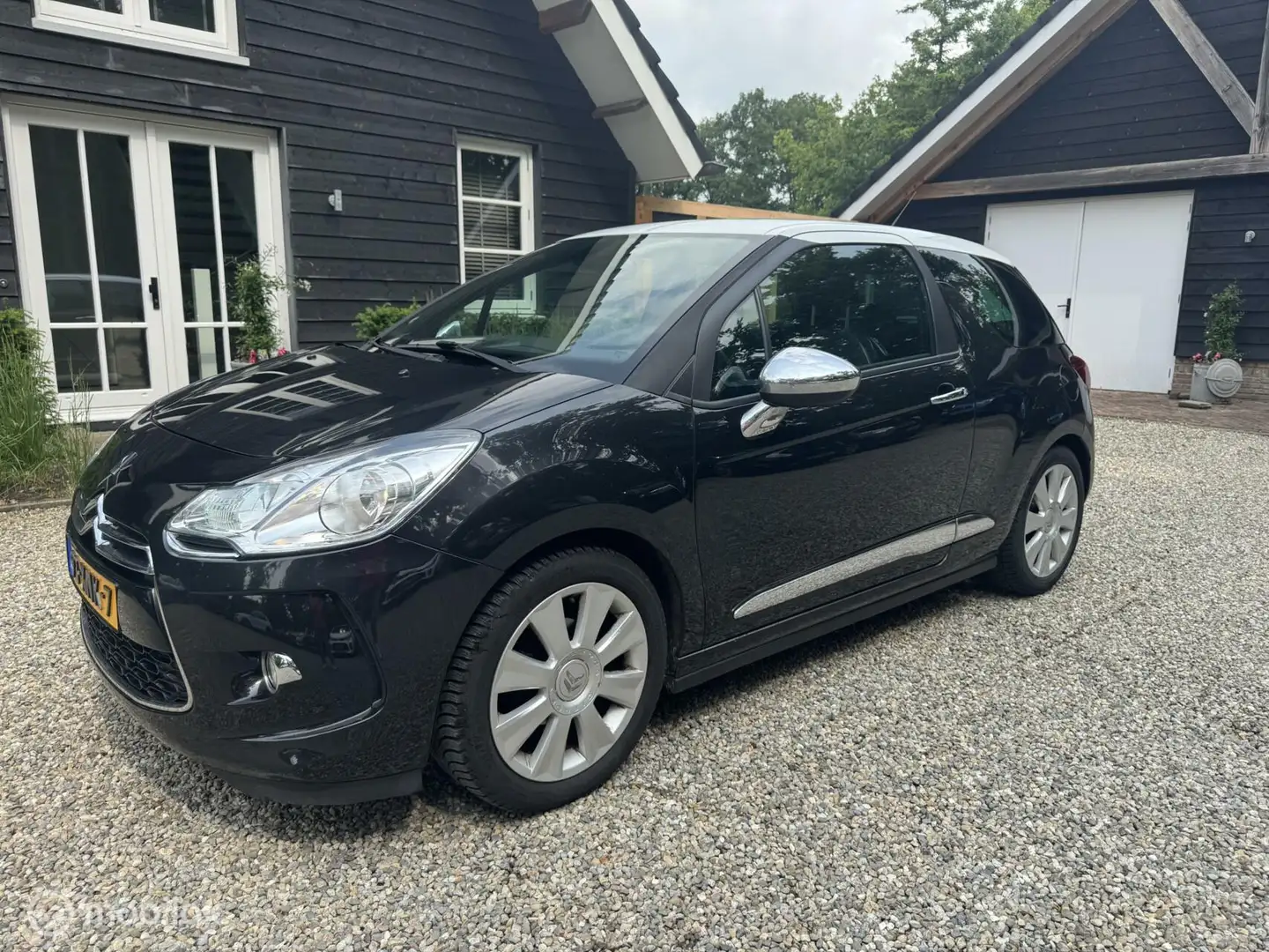 Citroen DS3 1.4 e-HDi Chic Automaat Negru - 1