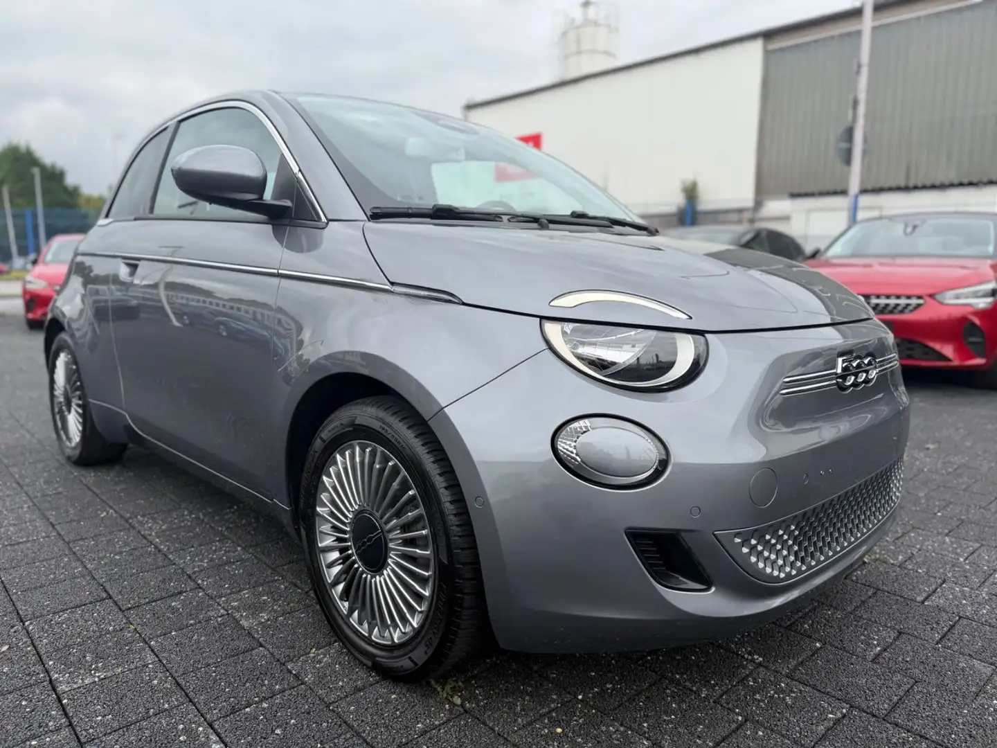 Fiat 500e STYLE mit Komfort-Paket u. 5% Zins abfragen Gris - 1