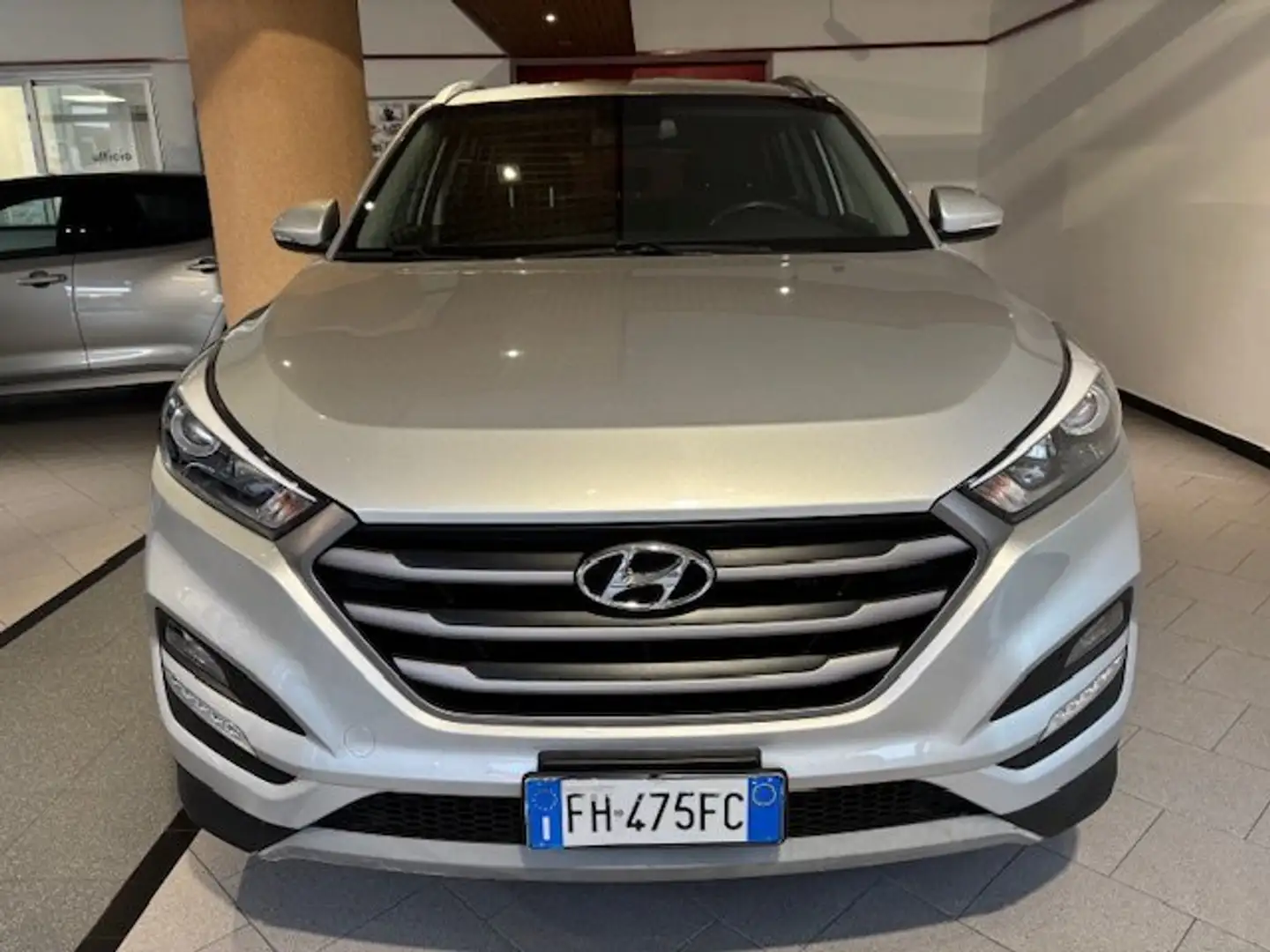Hyundai TUCSON 2.0 crdi Comfort 4wd 136cv Argento - 2