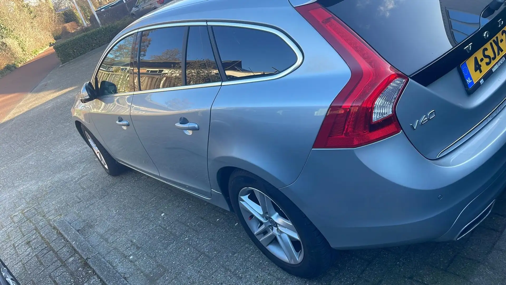 Volvo V60 V60 2.4 D6 AWD Pl.i Sum. Zilver - 2