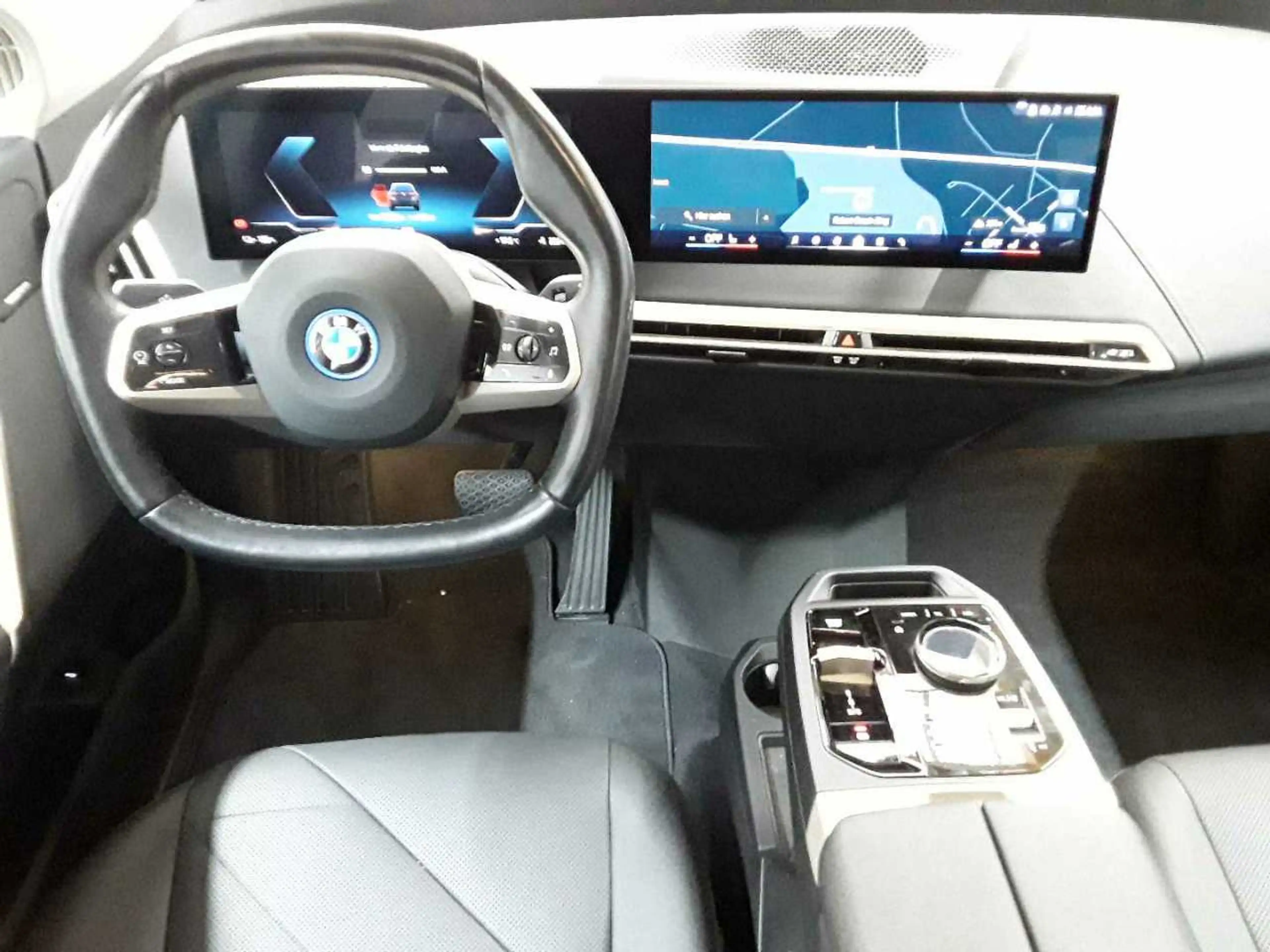 BMW iX iX xDrive40 M Sport AHK H&K Leder HuD — photo 10
