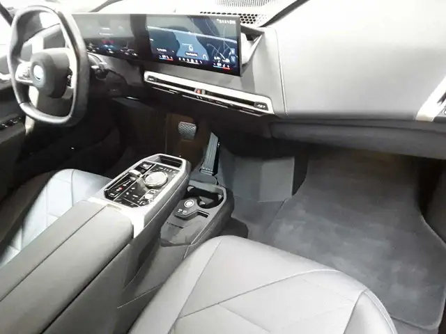 BMW Ix view 9