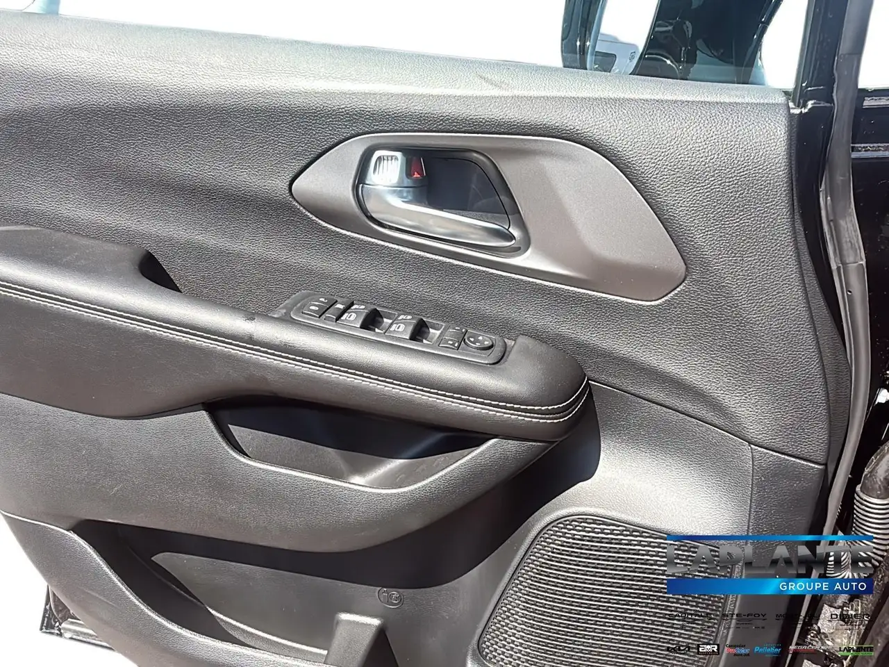 Chrysler Grand Caravan photo Chrysler Grand Caravan