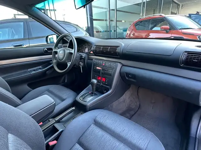 Audi A4 view 11