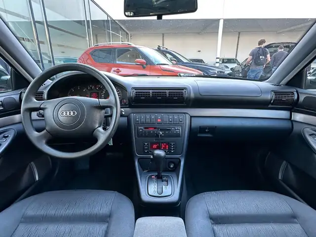Audi A4 view 10