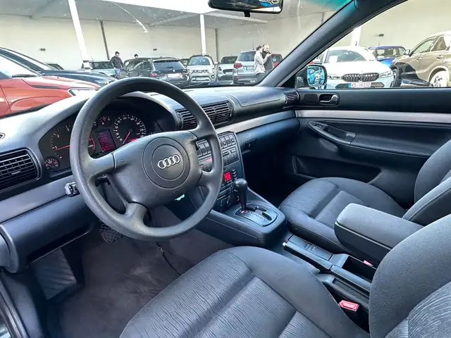 Audi A4 view 9