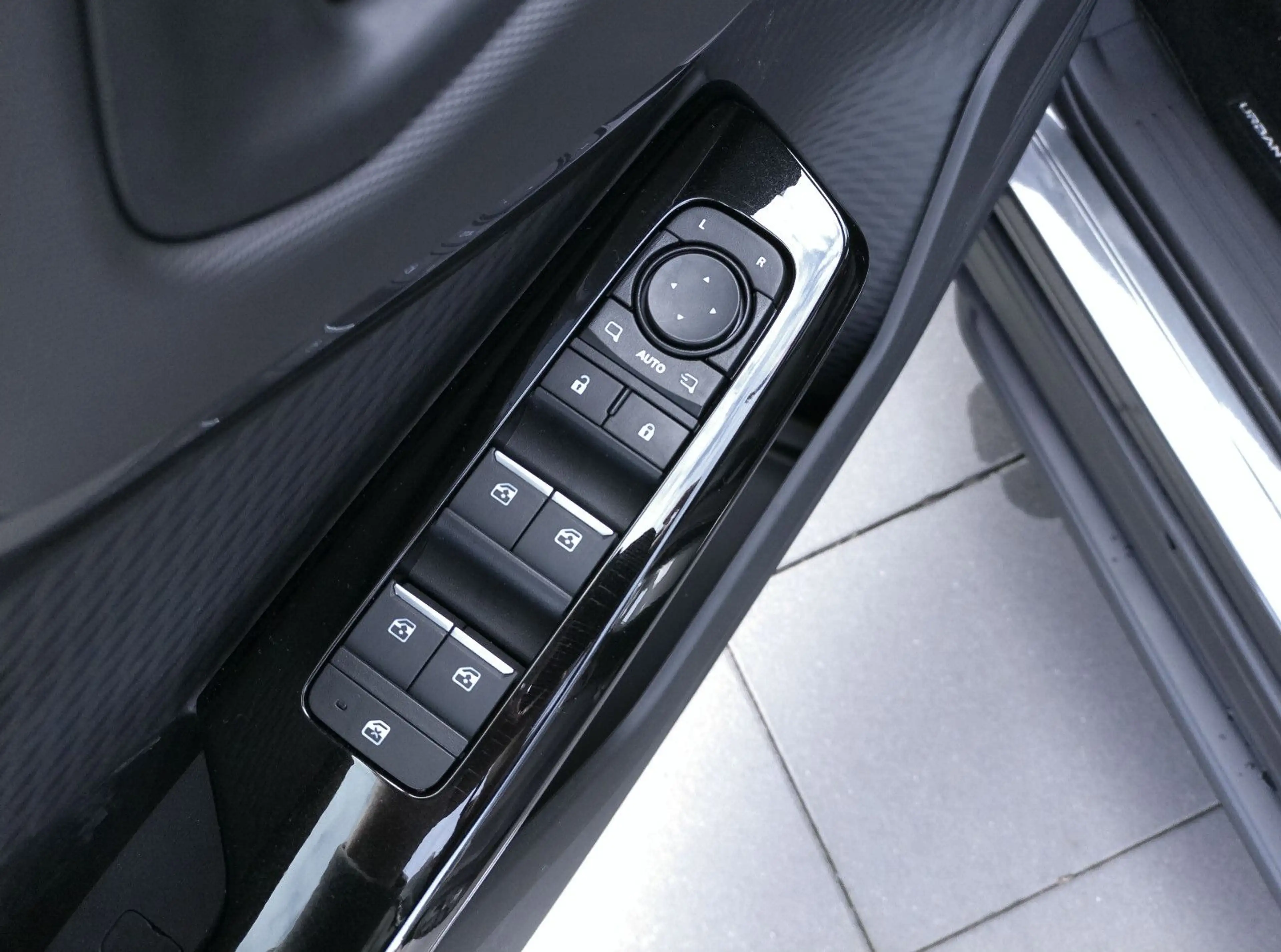 Toyota Urban Cruiser FWD Lounge — photo 10