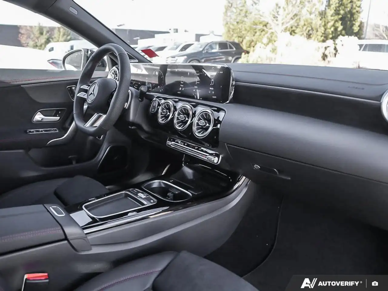 Mercedes-Benz CLA снимка Mercedes-Benz CLA