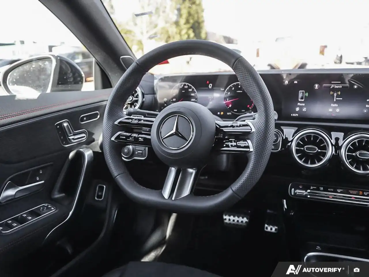 Mercedes-Benz CLA снимка Mercedes-Benz CLA