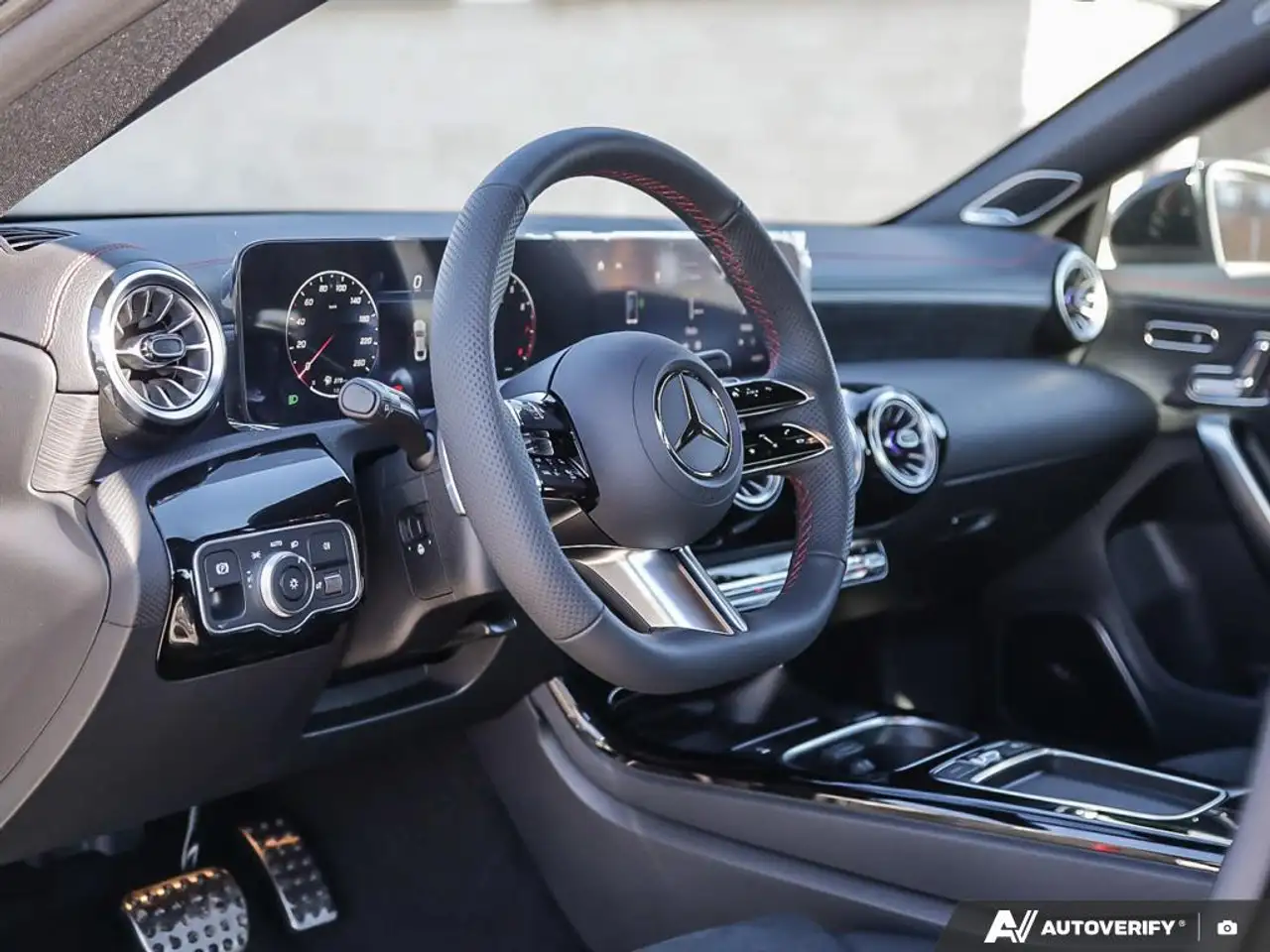 Mercedes-Benz CLA снимка Mercedes-Benz CLA