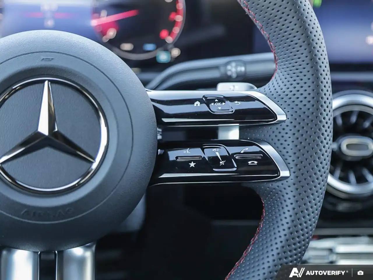 Mercedes-Benz CLA снимка Mercedes-Benz CLA