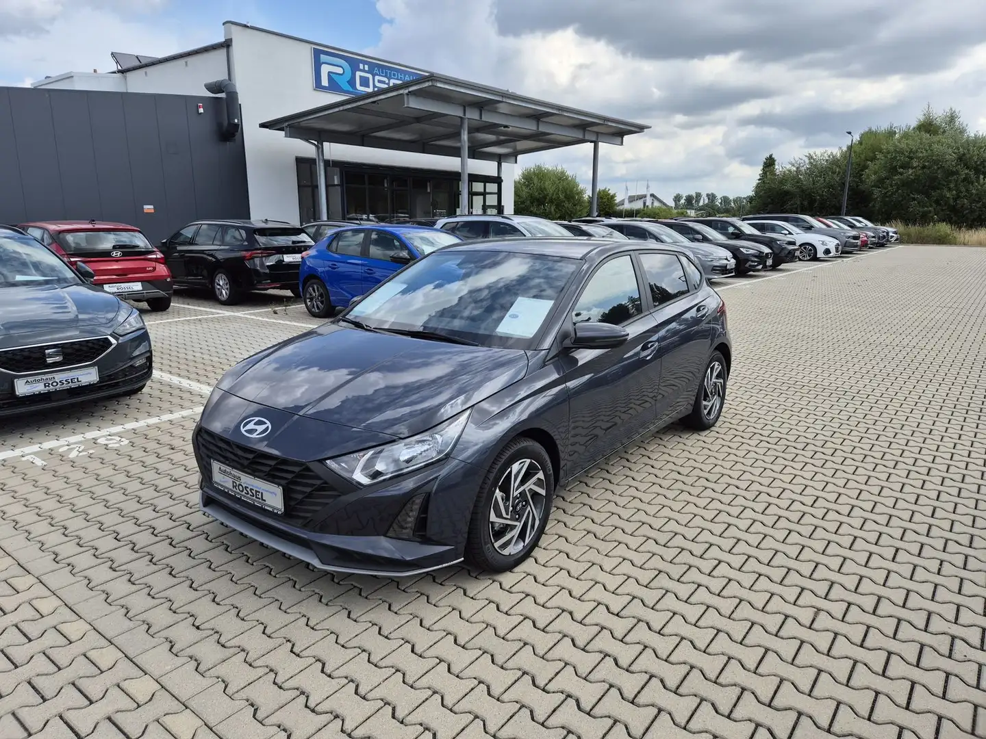 Hyundai i20 1.2 Family Edition Alu 16" Klima Navi PDC RF Grau - 1