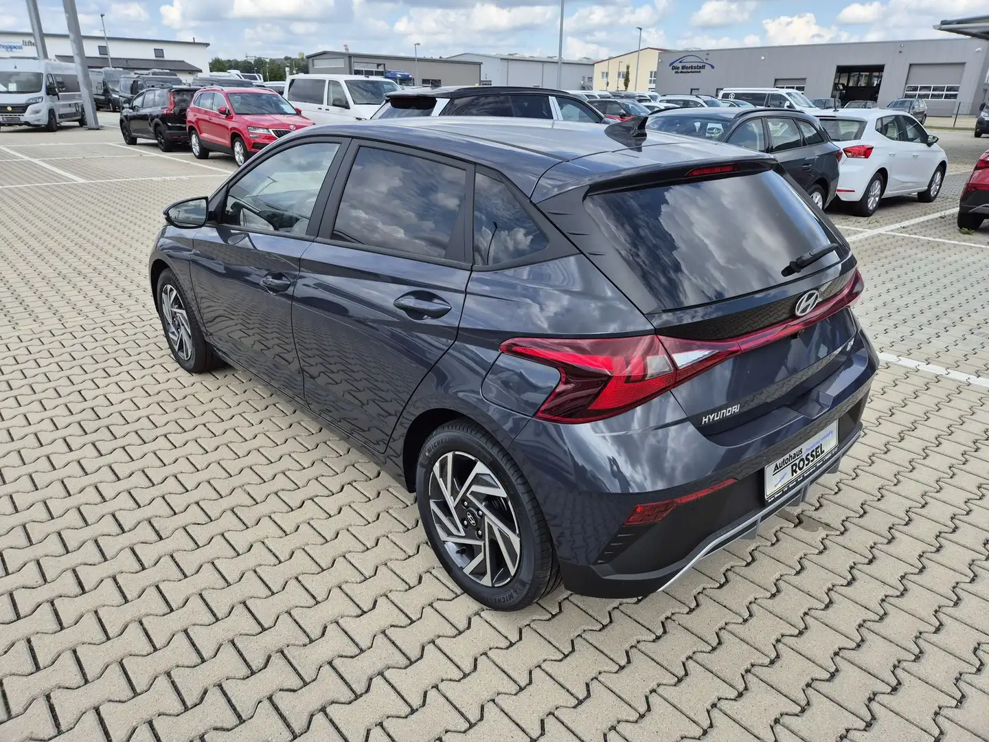 Hyundai i20 1.2 Family Edition Alu 16" Klima Navi PDC RF Grau - 2