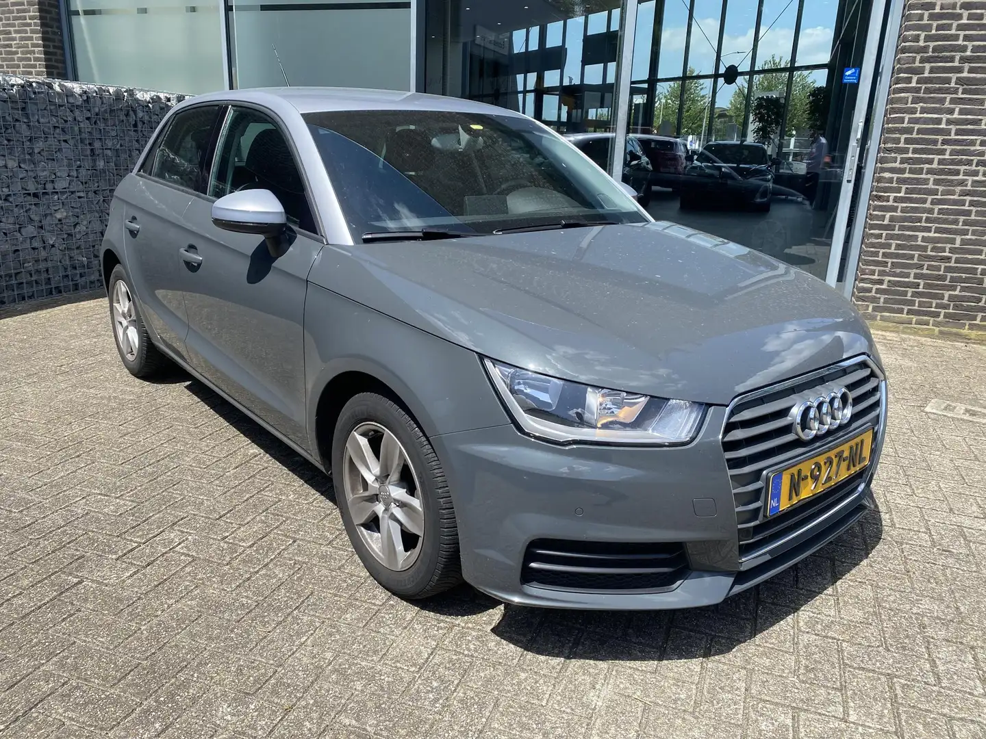 Audi A1 Sportback 1.0 TFSI 80 PK | Navigatie | Parkeersens Grijs - 2
