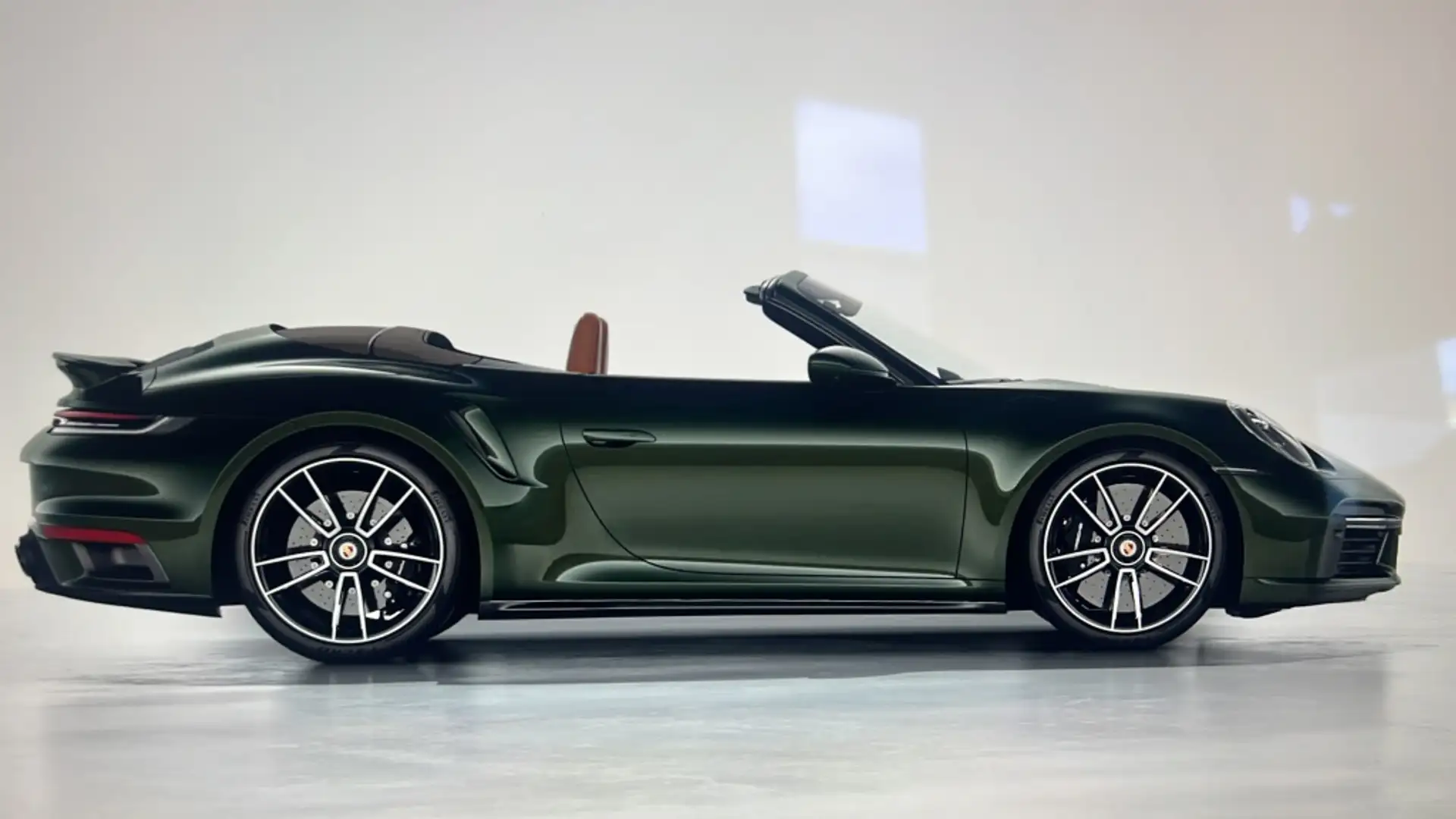 Porsche 992 Turbo S Cabriolet PDK Verde - 2