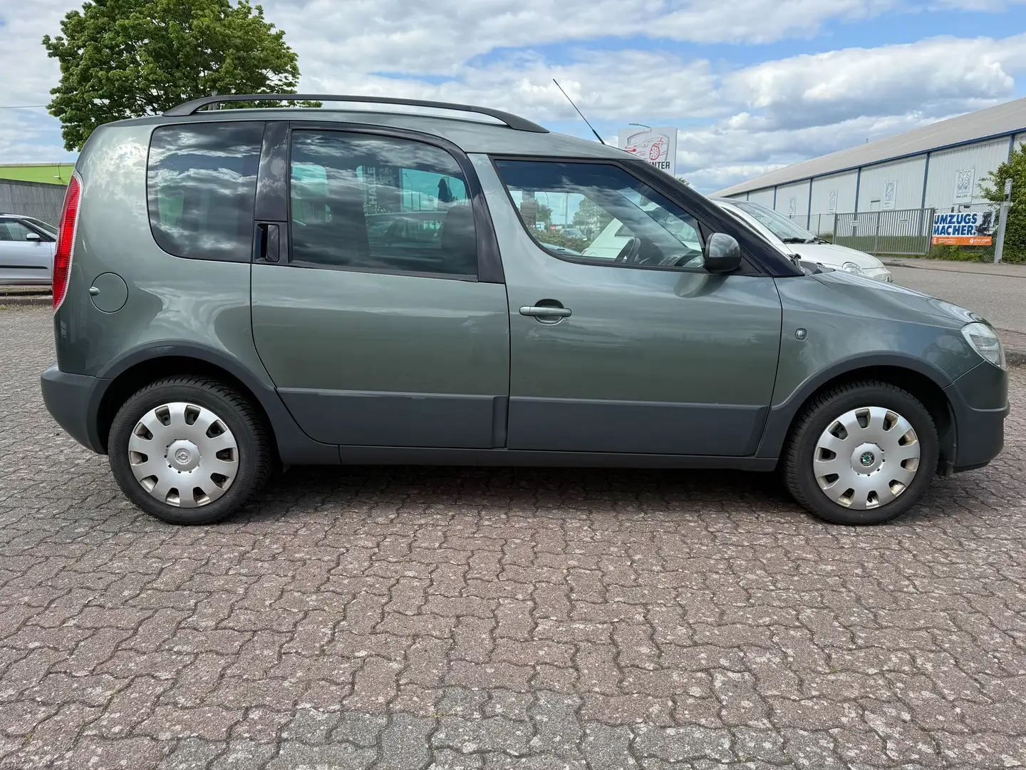 Skoda Roomster Scout*ERSTE HAND*TÜV/HU NEU*INSPEKTION NEU* Verde - 2