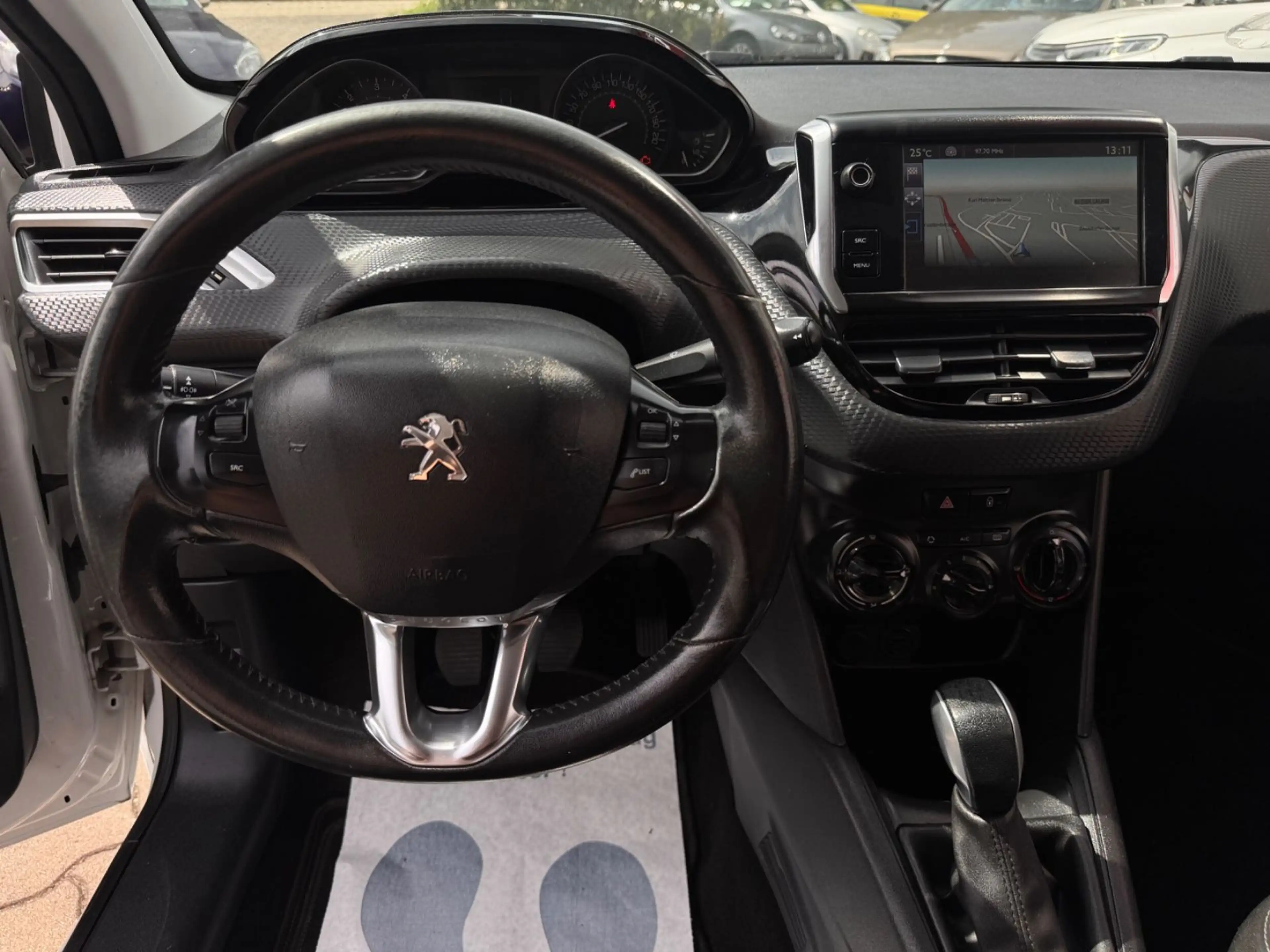 Peugeot 208 Style Klima Tempom Navi — photo 12